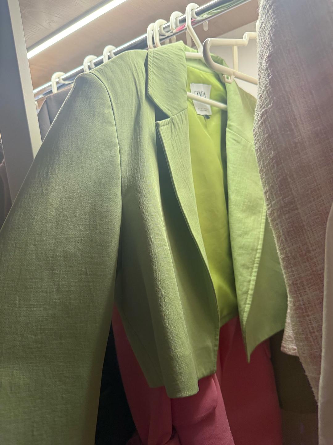Zara 🧥 Куплен в Zara (ТРЦ MEGA Silk Way)💚 Короткий пиджак, зелёный цвет✨ Стильный и с — фото 2