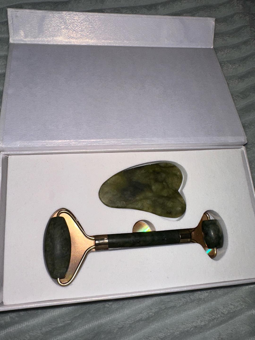Facial Massage Roller Нефритовый роллер и скребок гуаша для массажа лица (в подарочной коробке) 💚 — фото 2