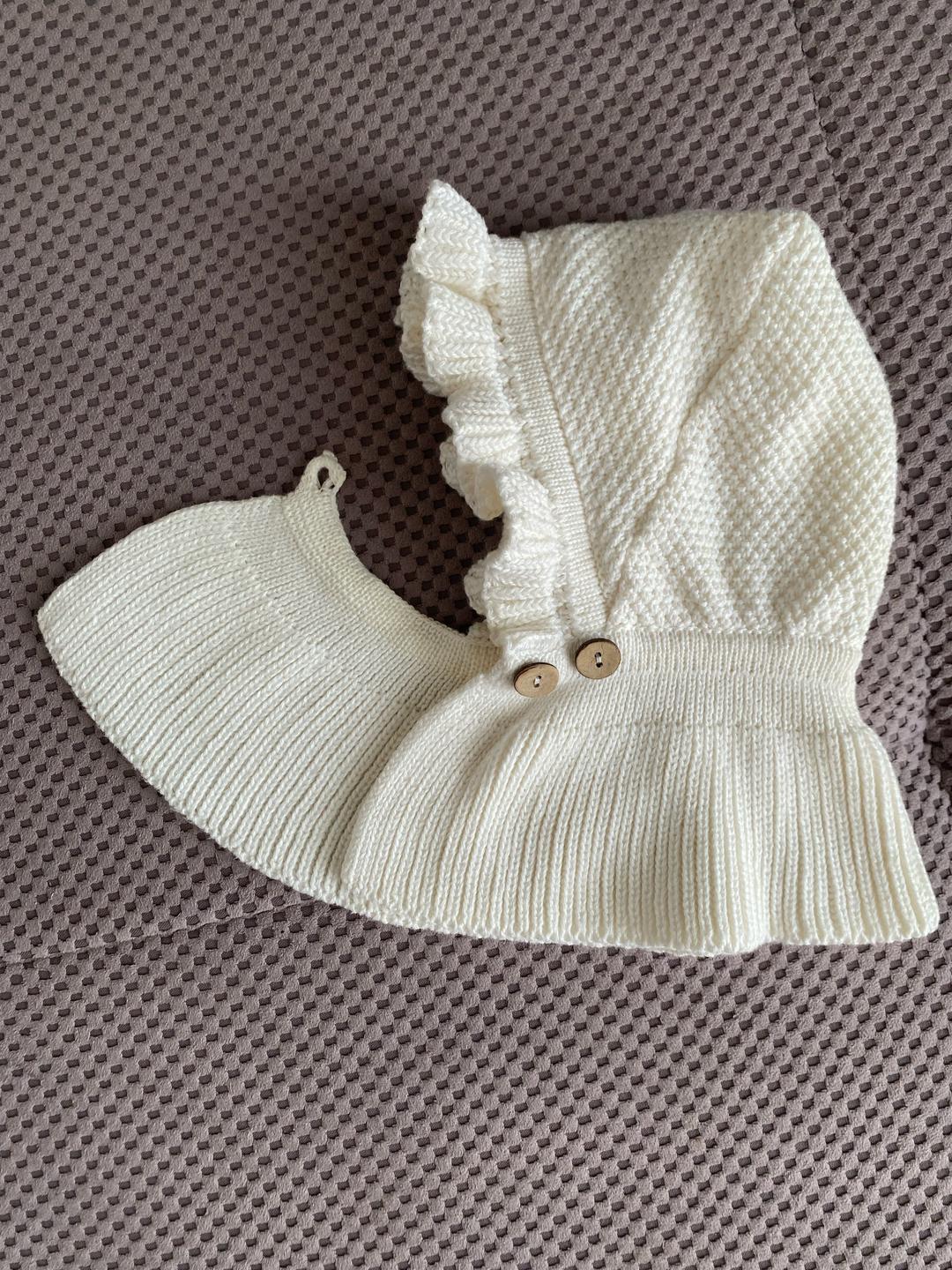 Marina Textile Детский вязаный чепчик-манишка с рюшами — фото 2