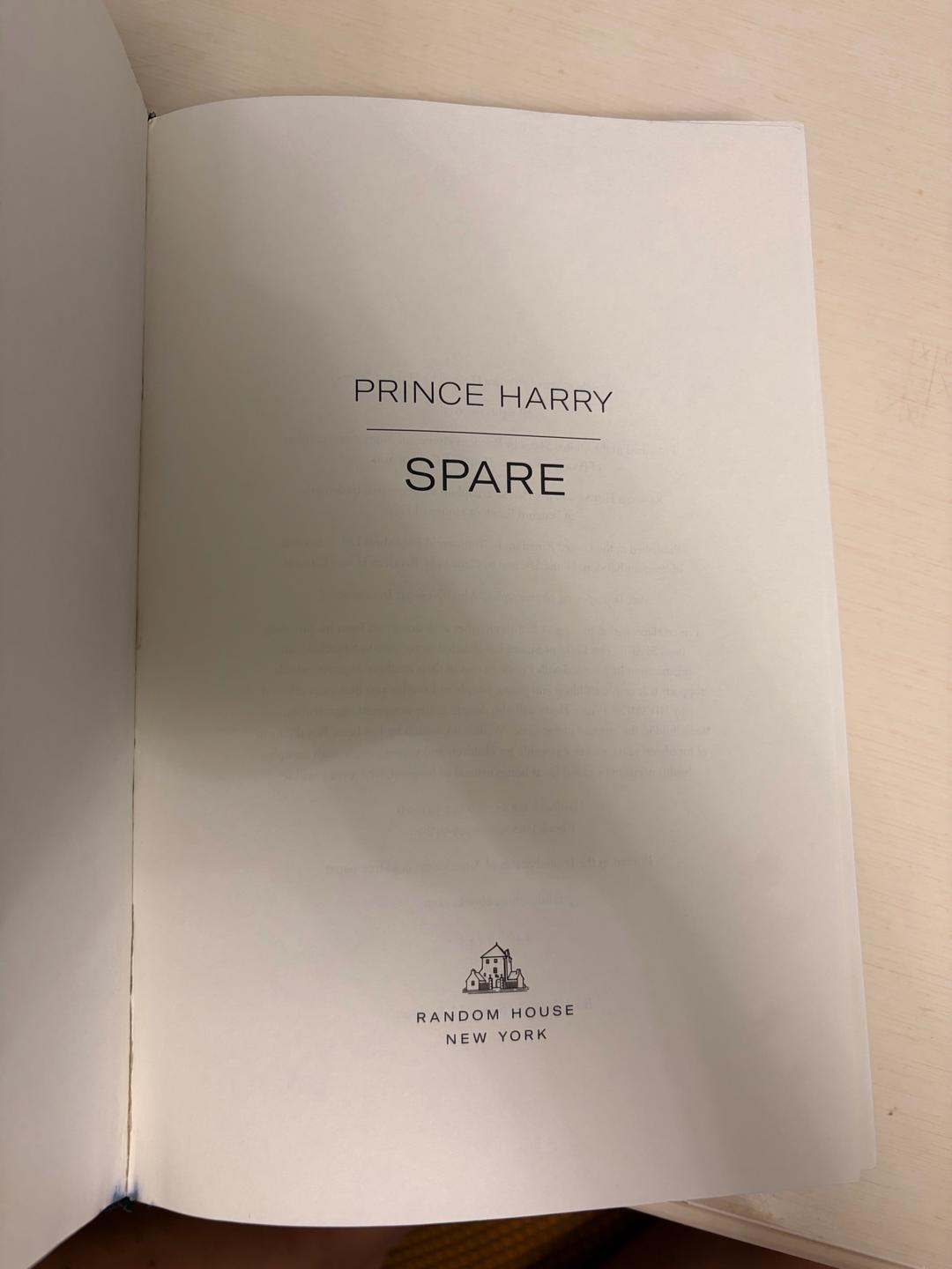 Принц Гарри Spare Prince Harry Книга — фото 2