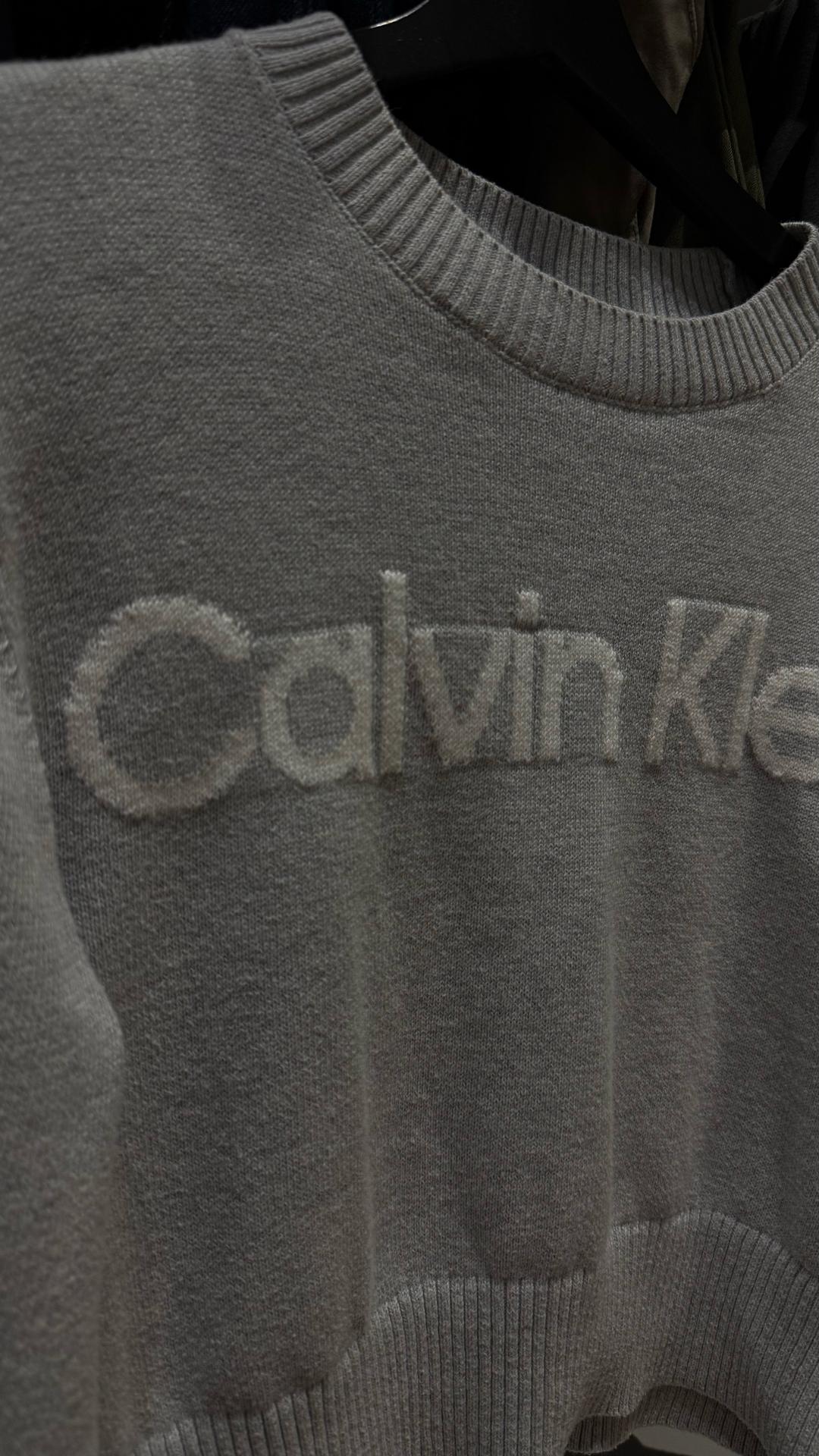 Calvin Klein Укороченный вязаный свитер Calvin Klein Jeans с объемным логотипом (XS) — фото 2