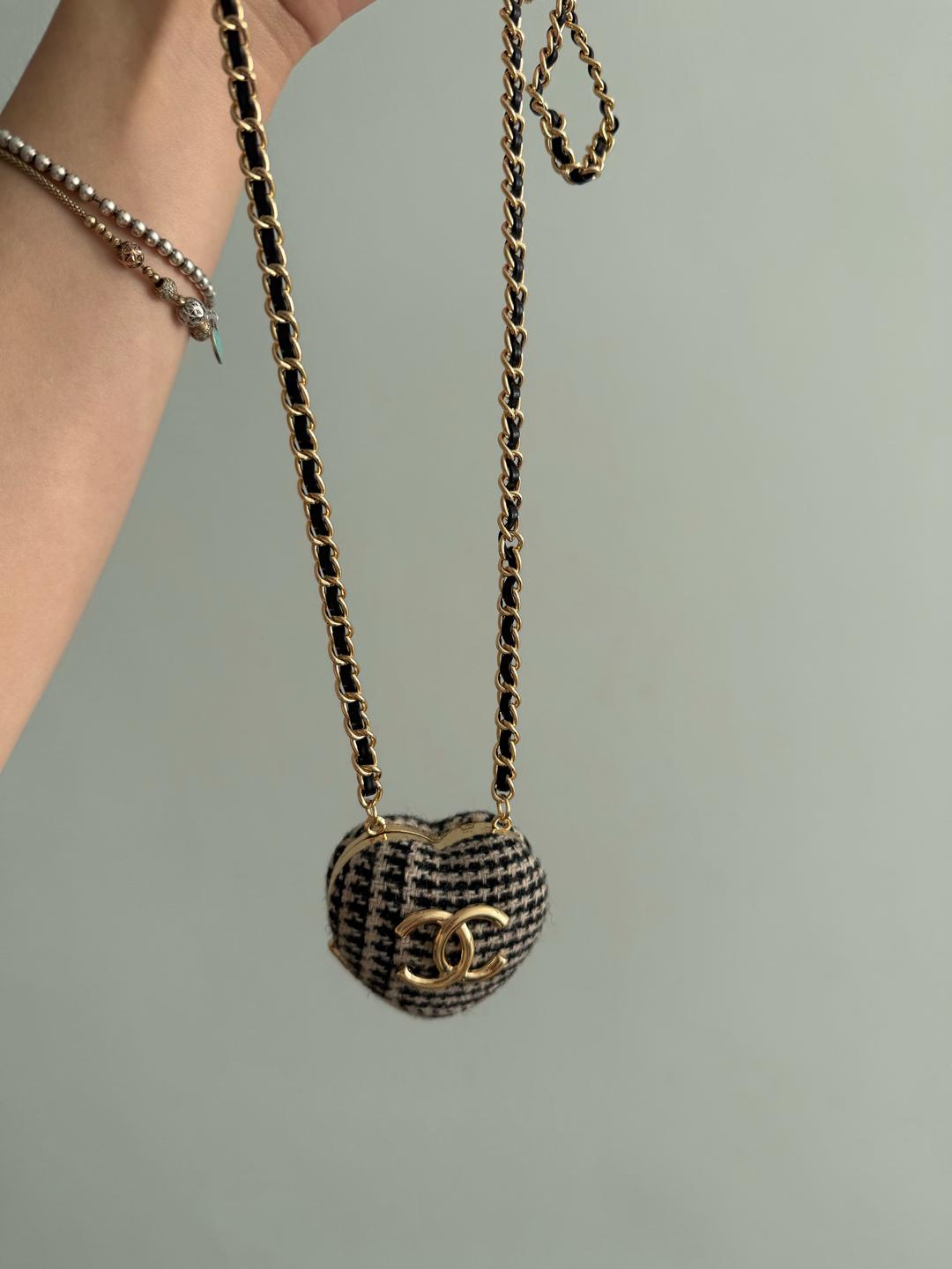 Chanel Мини-сумка Chanel в форме сердца — фото 2