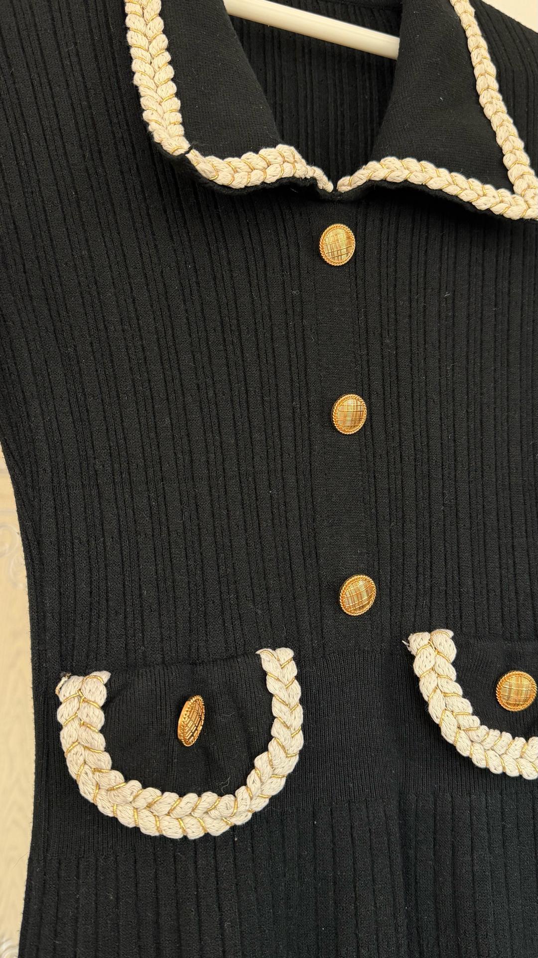 Трикотажное платье с воротником и пуговицами — фото 2