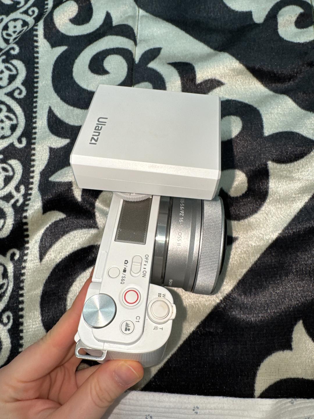 Sony камера Sony ZV-E10 с объективом и вспышкой — фото 2
