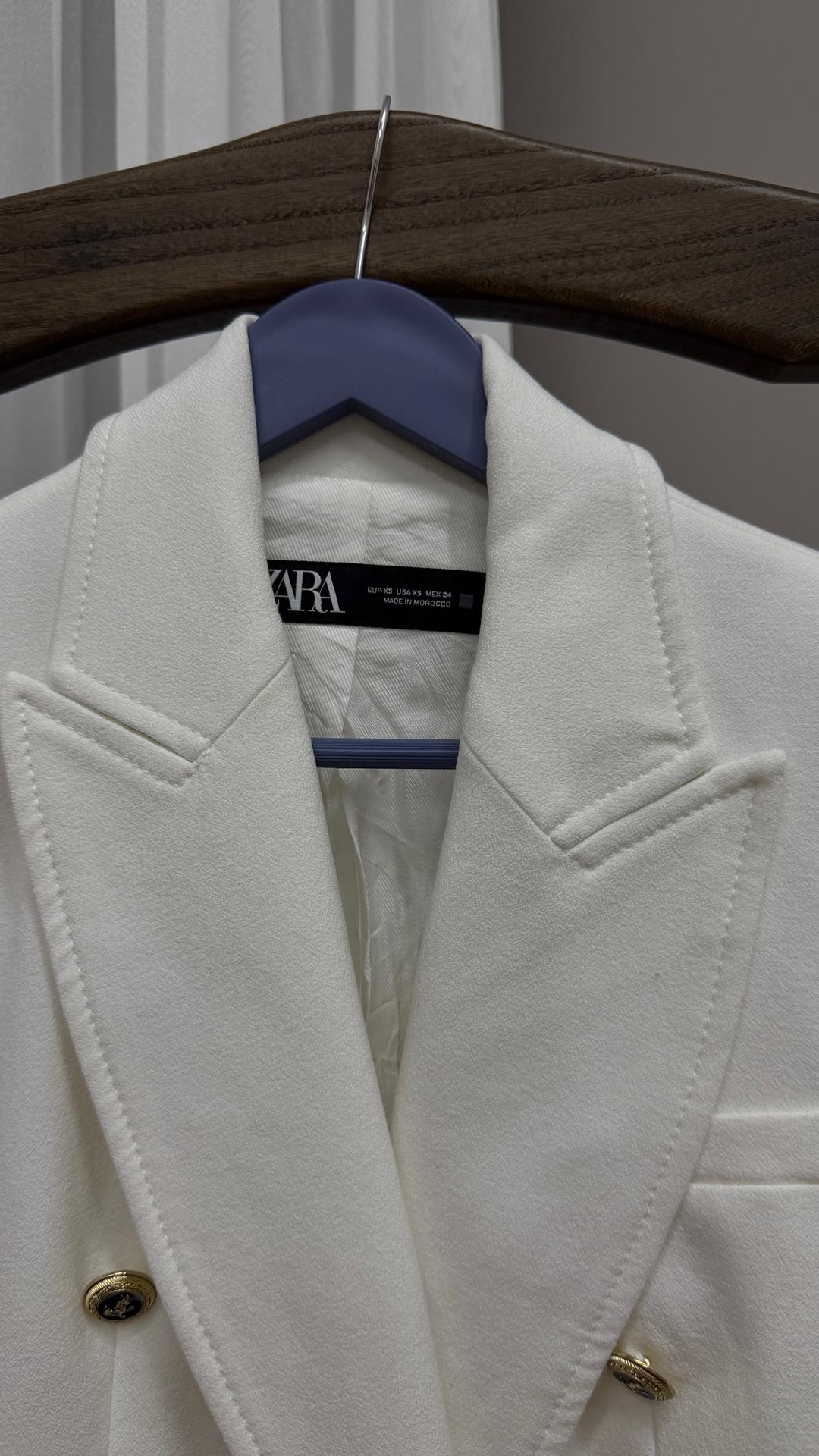 Zara ZARA белый двубортный пиджак, силуэтный, приталенный, с акцентными надплечниками — фото 2
