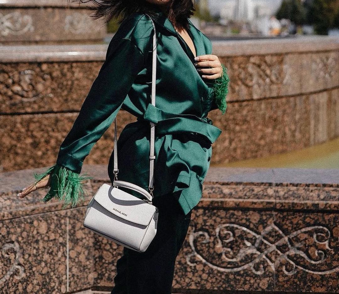 Bahmalli brand Костюм с перьями на рукавах и штанах — фото 2