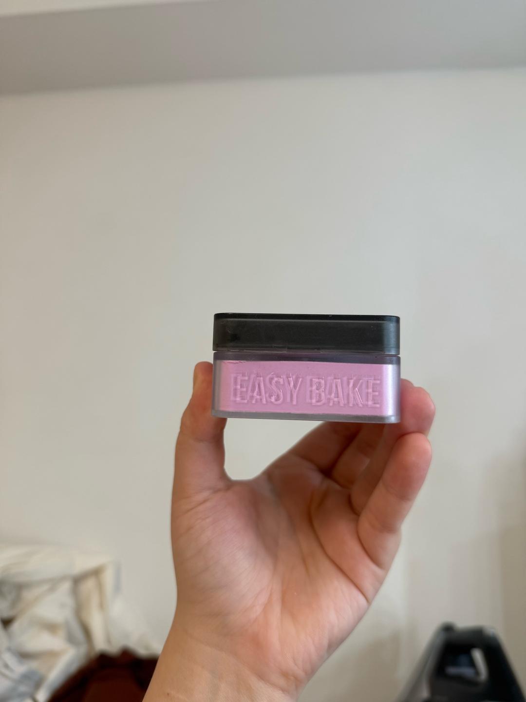 Huda Beauty Huda Beauty рассыпчатая пудра для лица Easy Bake — фото 2
