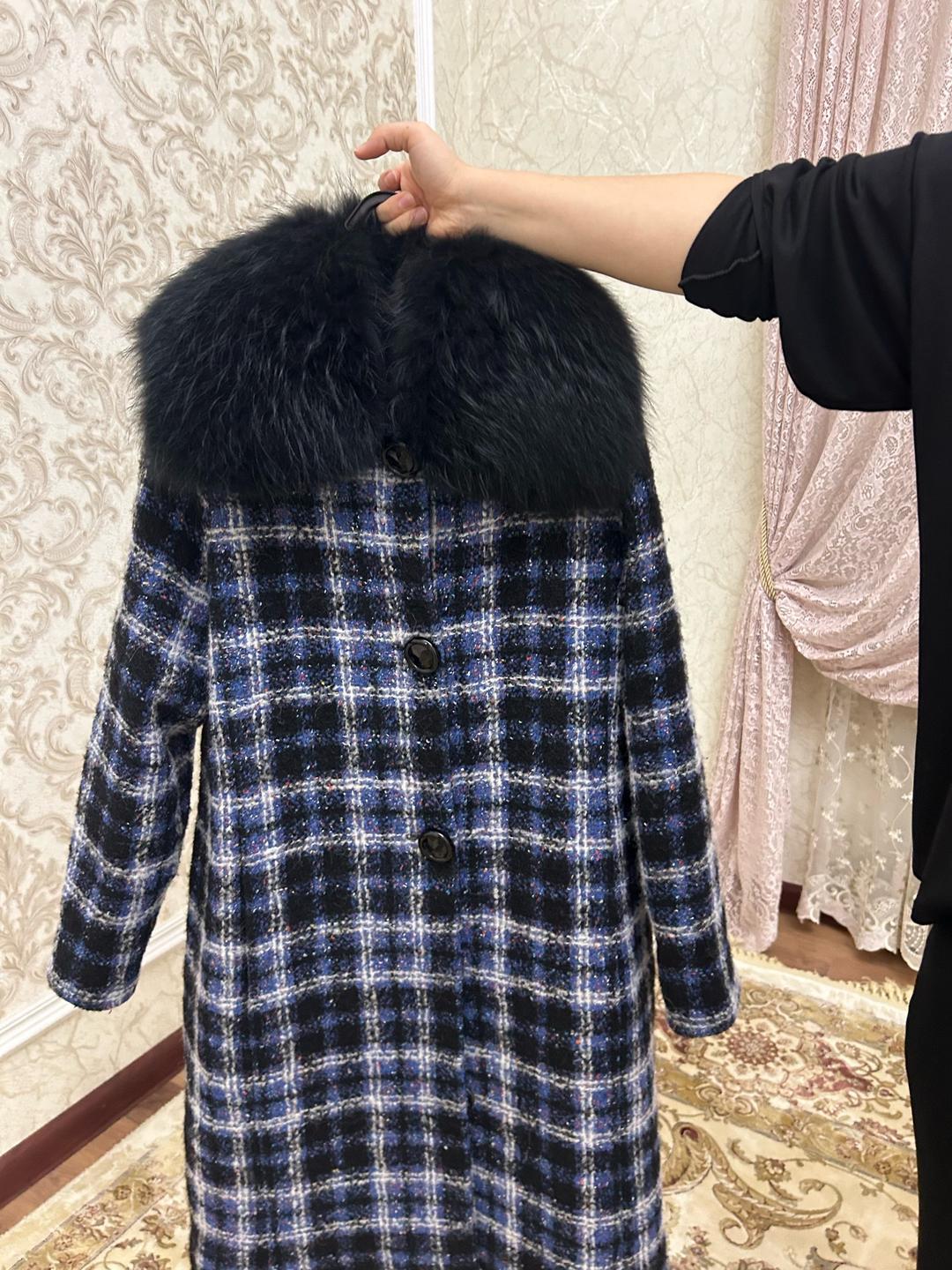 Пальто в клетку с меховым воротником — фото 2