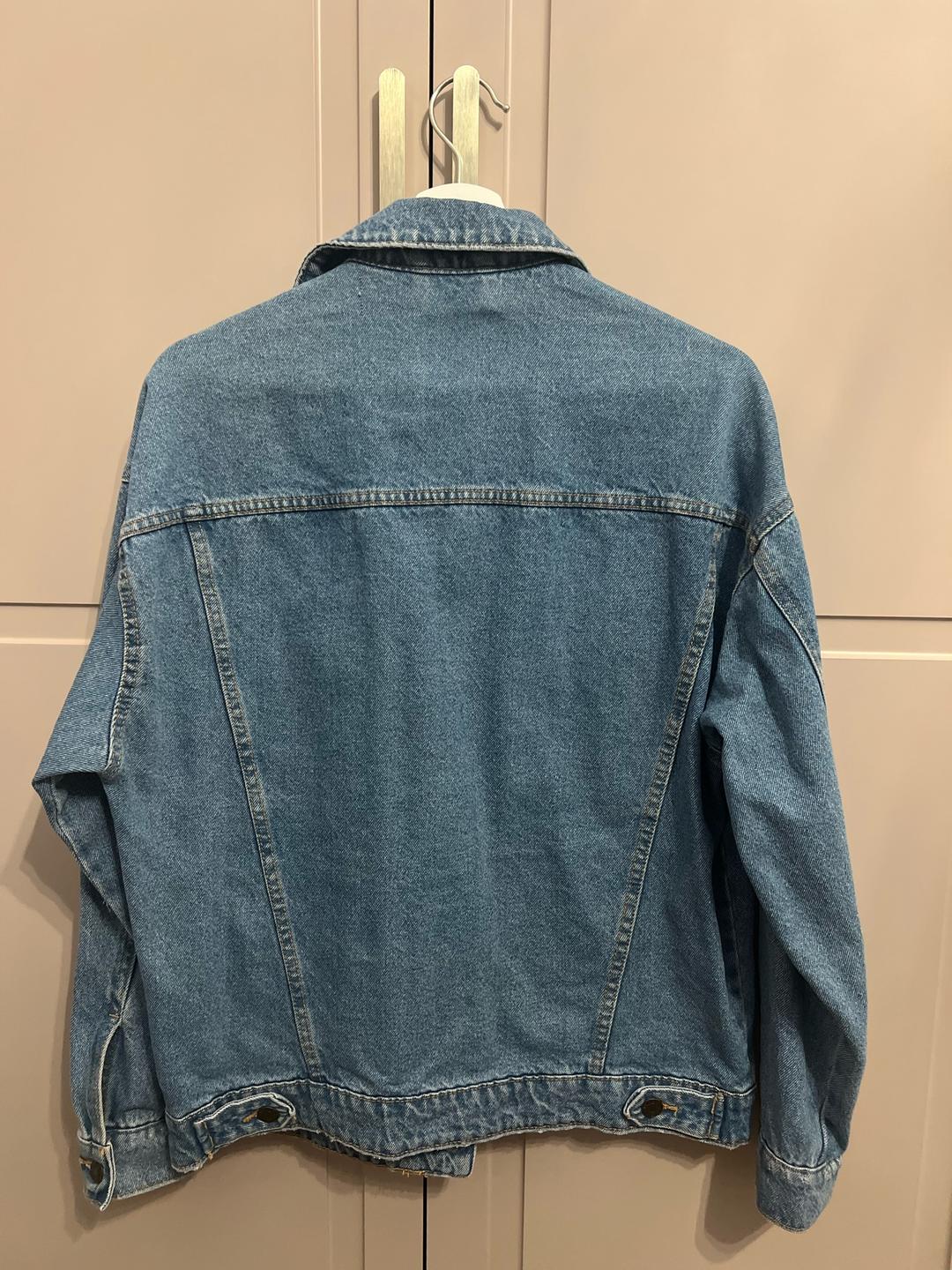 Bershka Новая джинсовка Bershka на размер от S до L свободного прямого кроя — фото 2