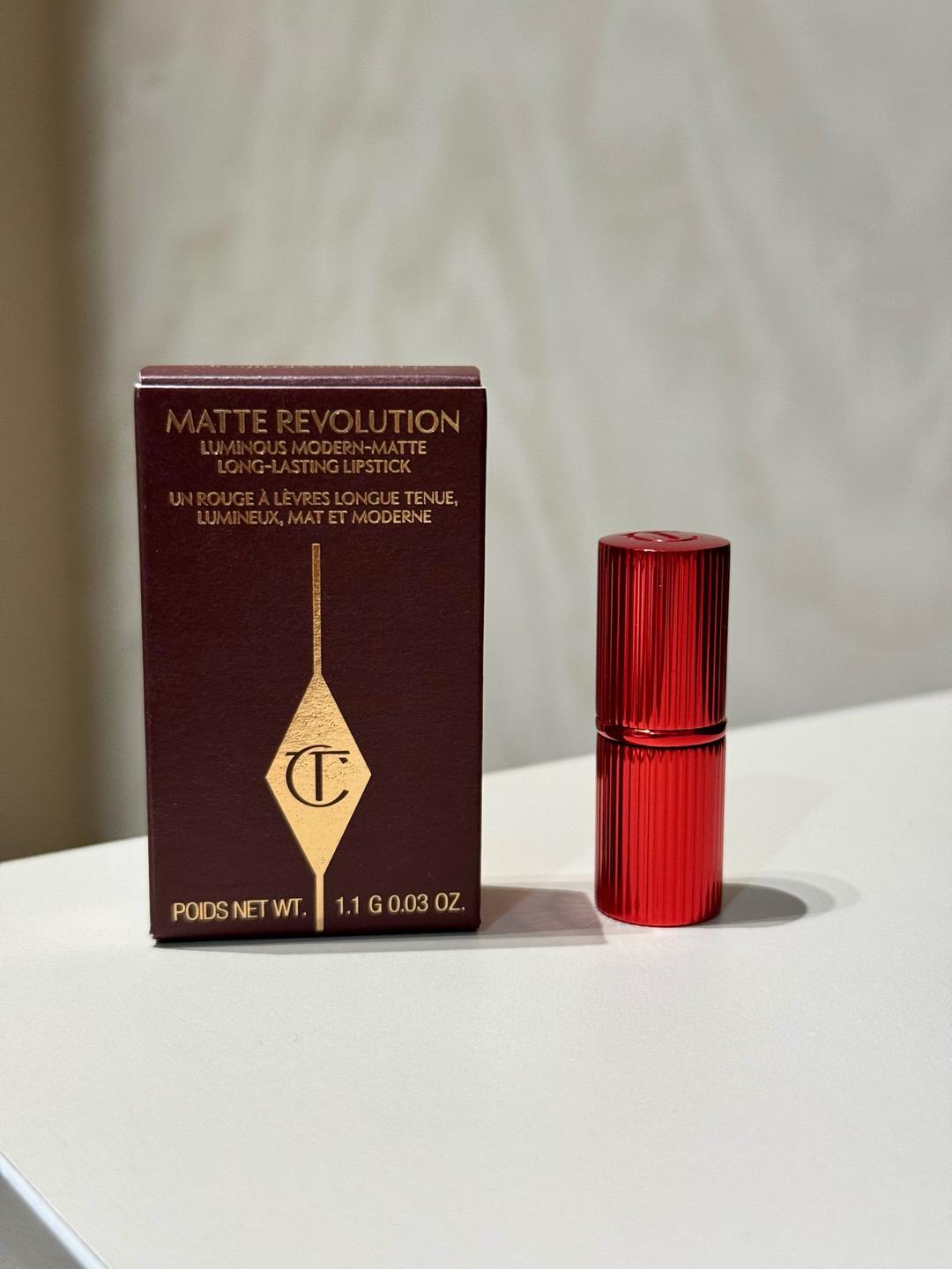 Charlotte Tilbury Помада Charlotte Tilbury Matte Revolution Hollywood Vixen — фото 2
