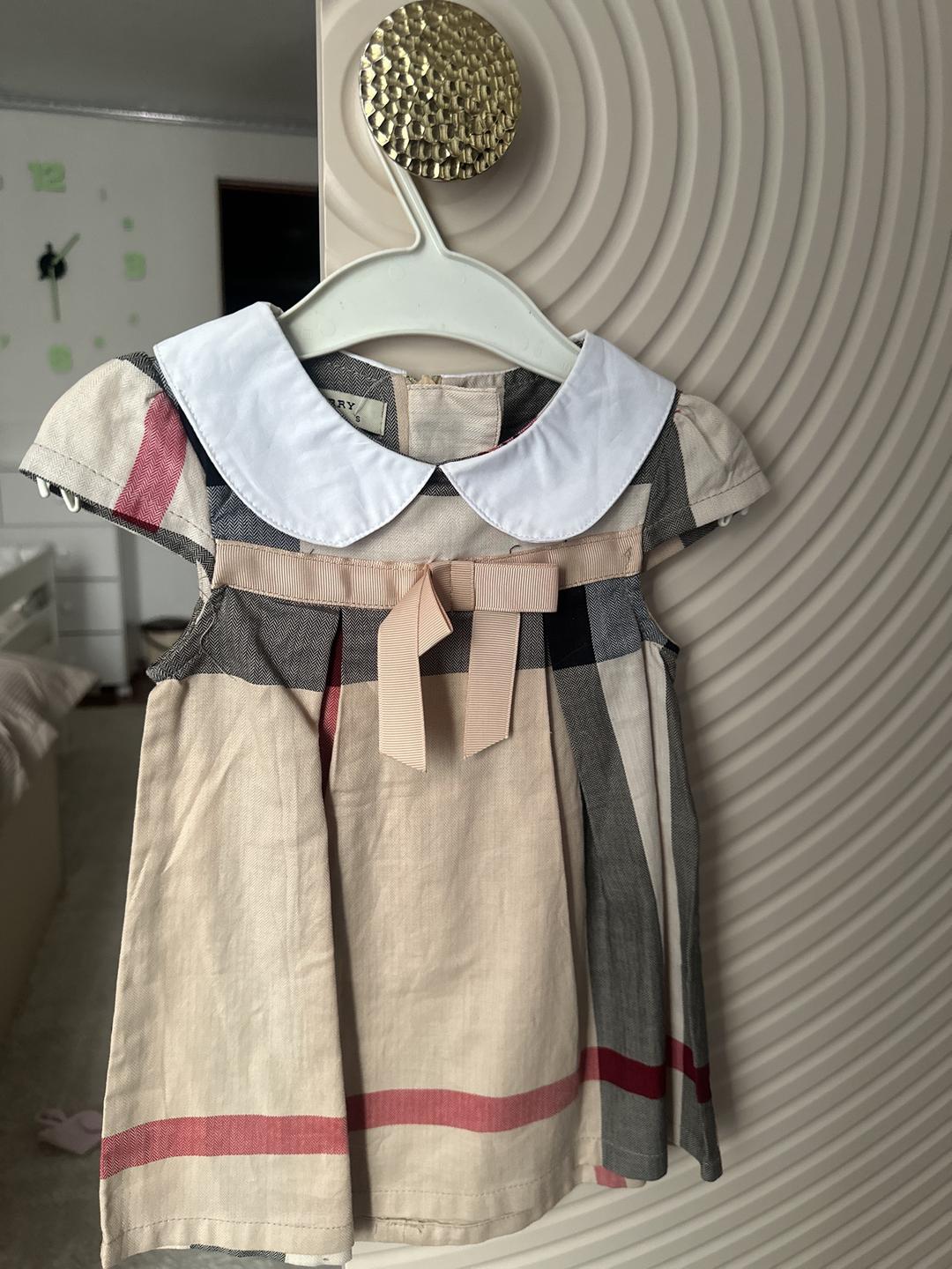 Burberry Платье для девочки Burberry в клетку с воротником — фото 2