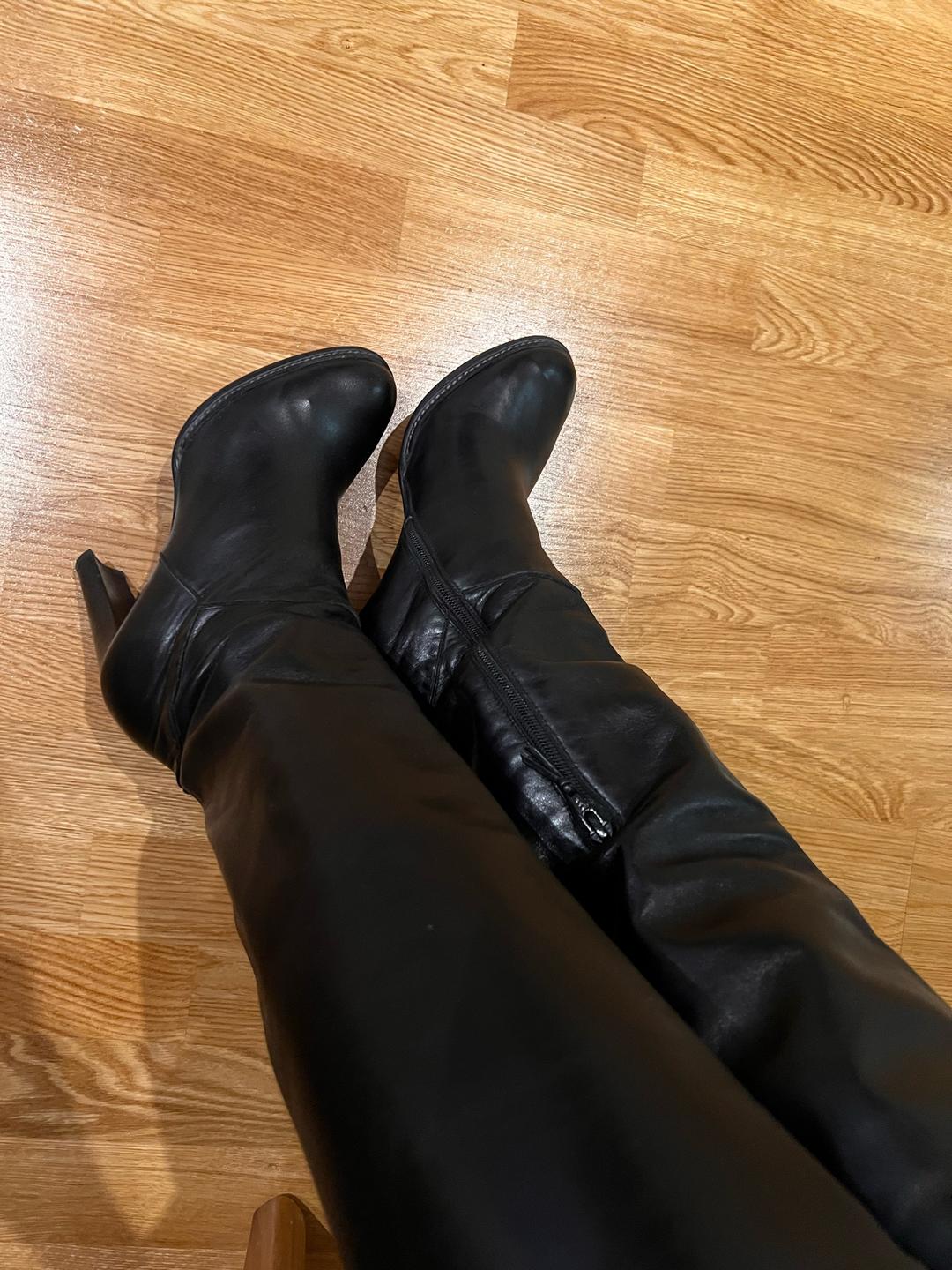 Stuart Weitzman Женские кожаные сапоги на каблуке — фото 2