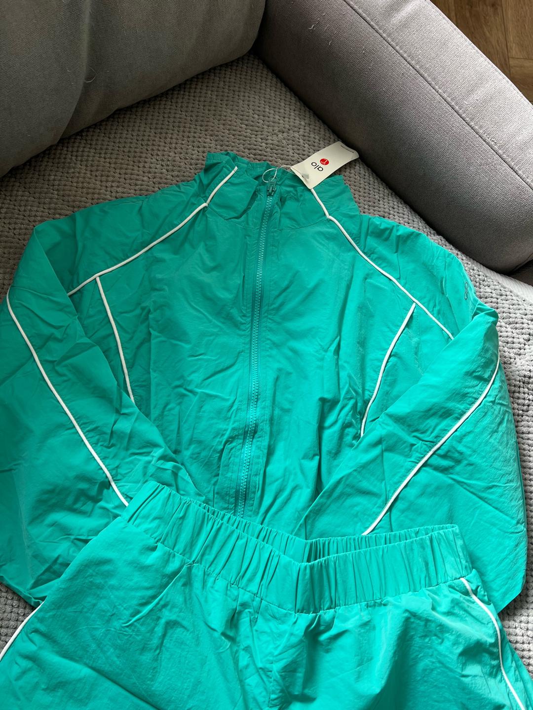 Спортивный костюм с ветровкой и шортами — фото 2