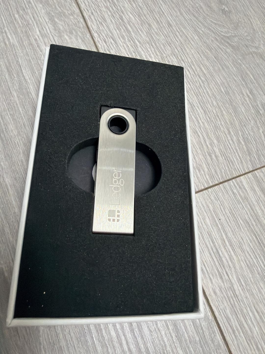 knit Аппаратный криптокошелек Ledger Nano S Vires in Numeris — оригинал — фото 2