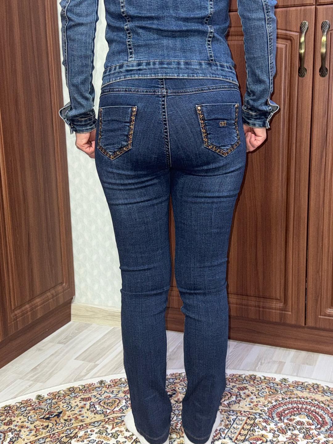 Женские джинсы Slim Fit тёмно-синего цвета с декоративной отделкой — фото 2