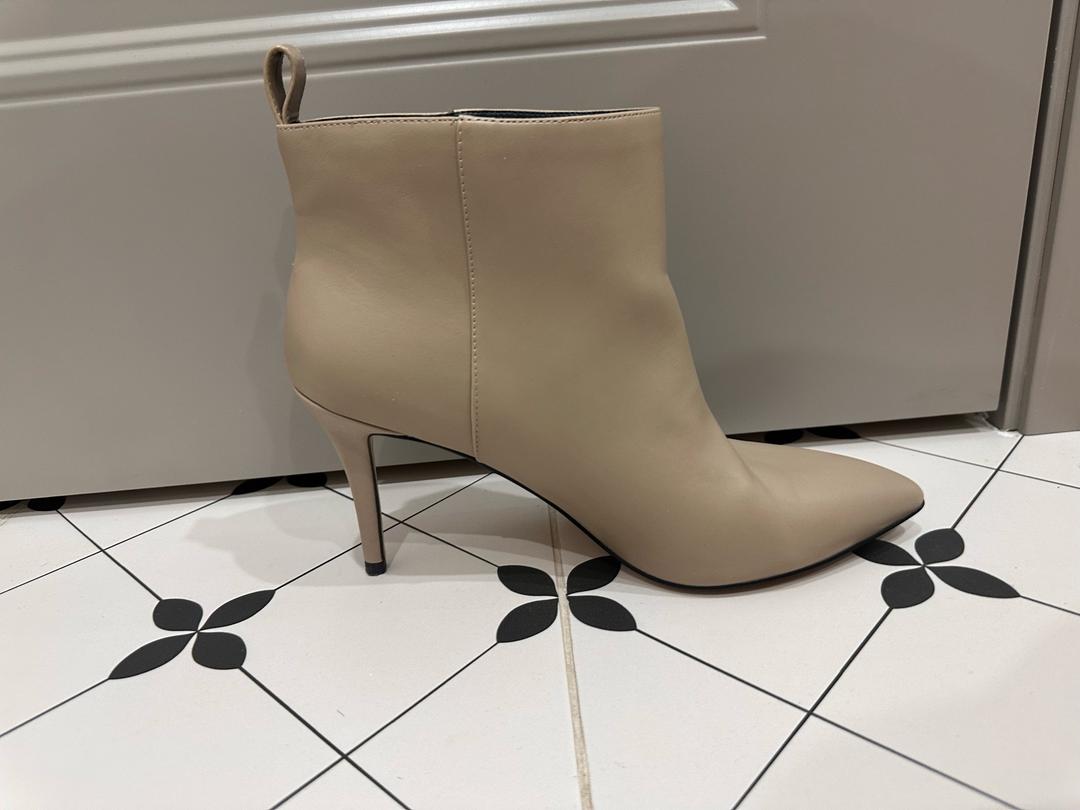 Charles & Keith Бежевые ботильоны на каблуке — фото 2