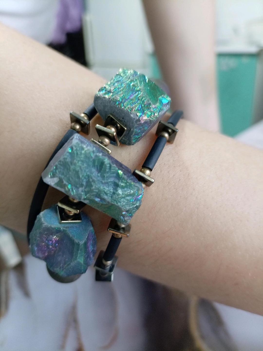 Handmade (ручная работа) Витиеватый браслет ручной работы. Кварц с радужным напылением. — фото 2