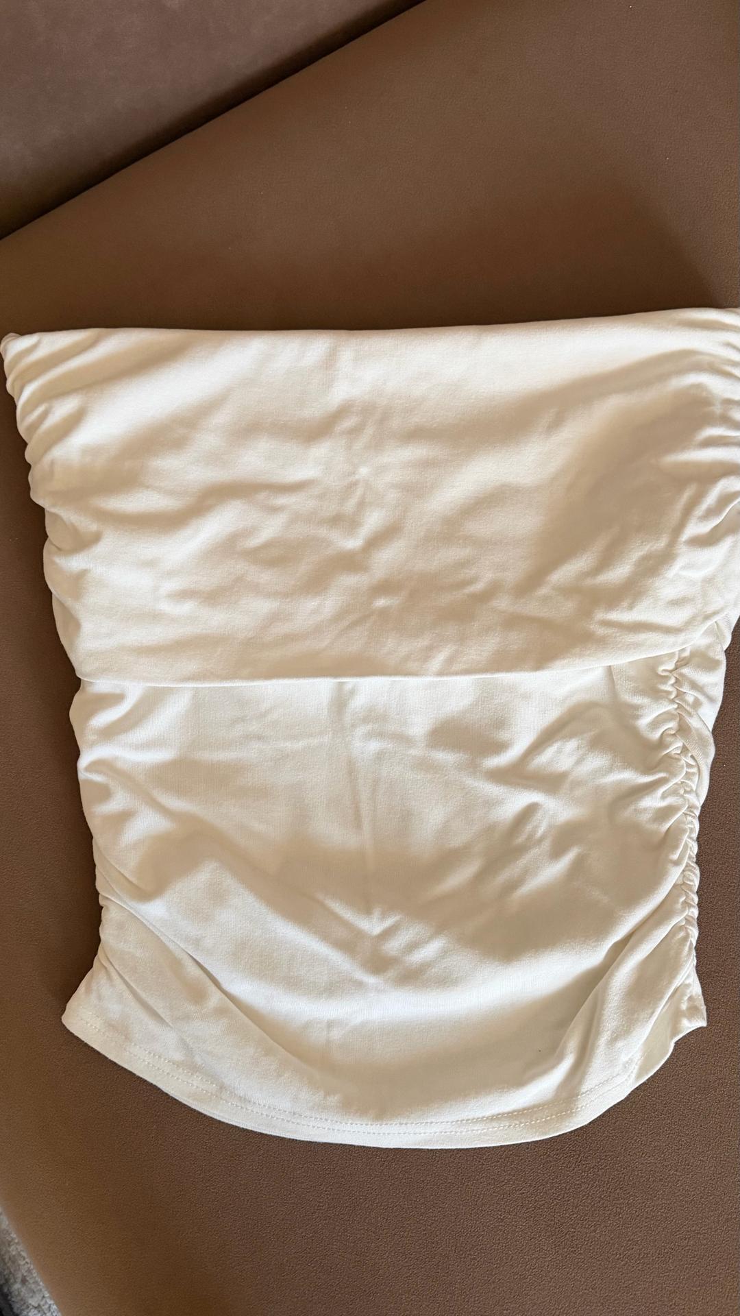 COCO wear Белый топ с открытыми плечами и сборками — фото 2
