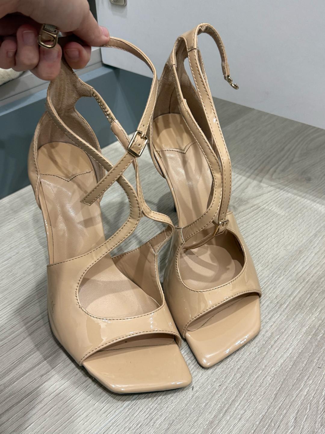 Jimmy Choo Бежевые босоножки на каблуке — фото 2