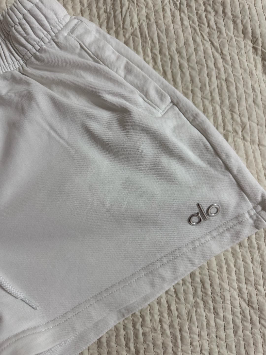 Alo Yoga Шорты Alo белые — фото 2