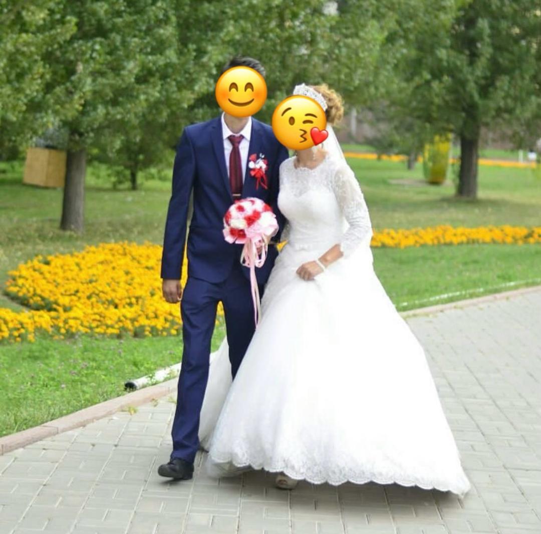 Свадебное платье с кружевом и пышной юбкой — фото 2
