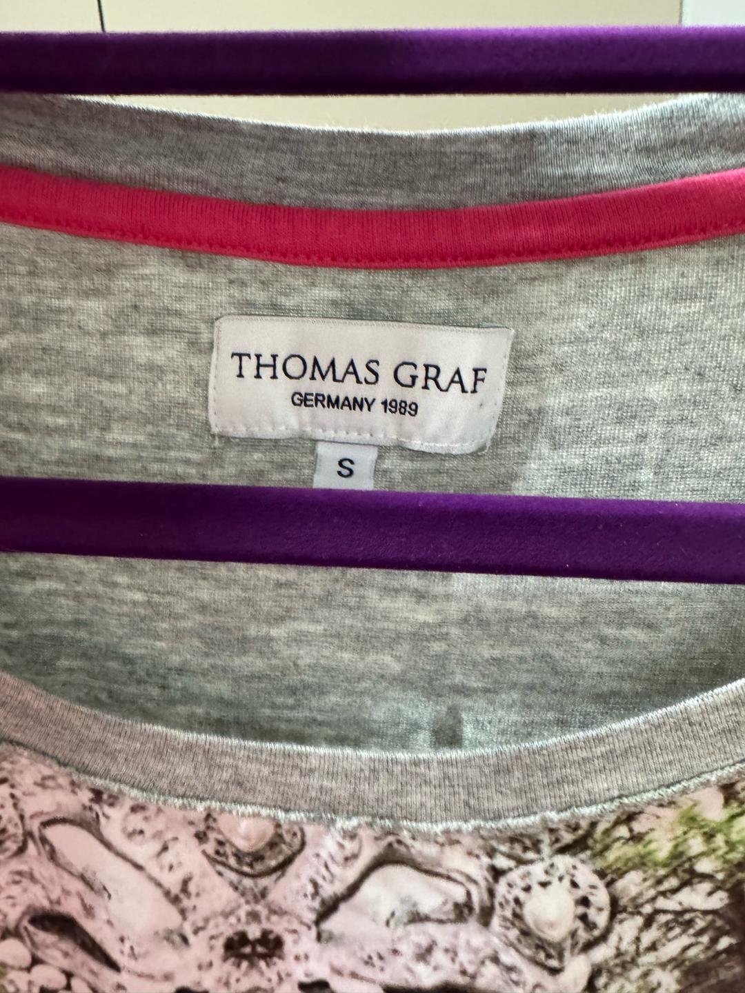 THOMAS GRAF Футболка с ярким принтом на сером фоне — фото 2
