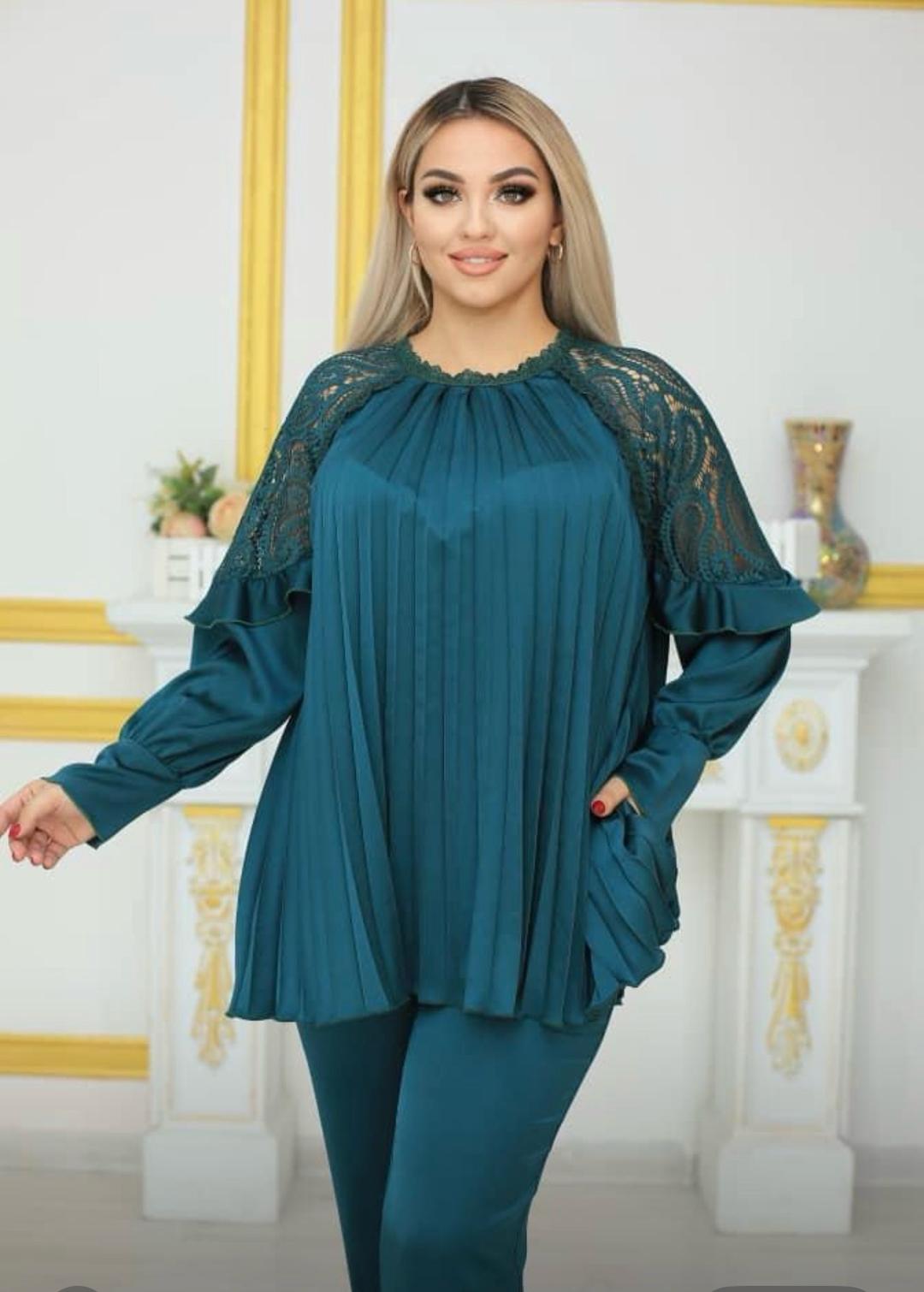 Женский костюм с плиссированной блузой и брюками — фото 2