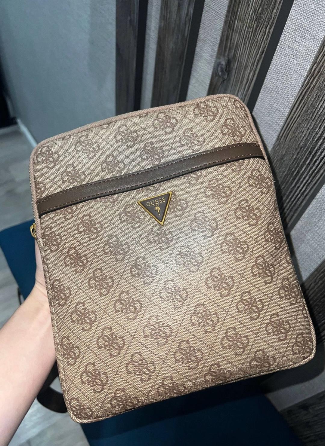GUESS Комплект GUESS: сумка-мессенджер и бейсболка — фото 2