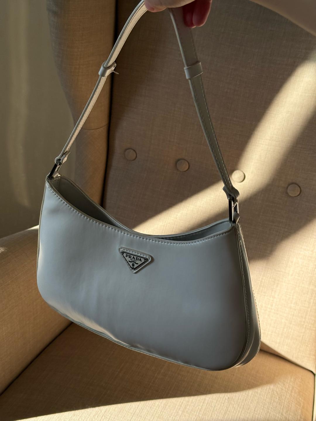 Prada Белая кожаная сумка — фото 2