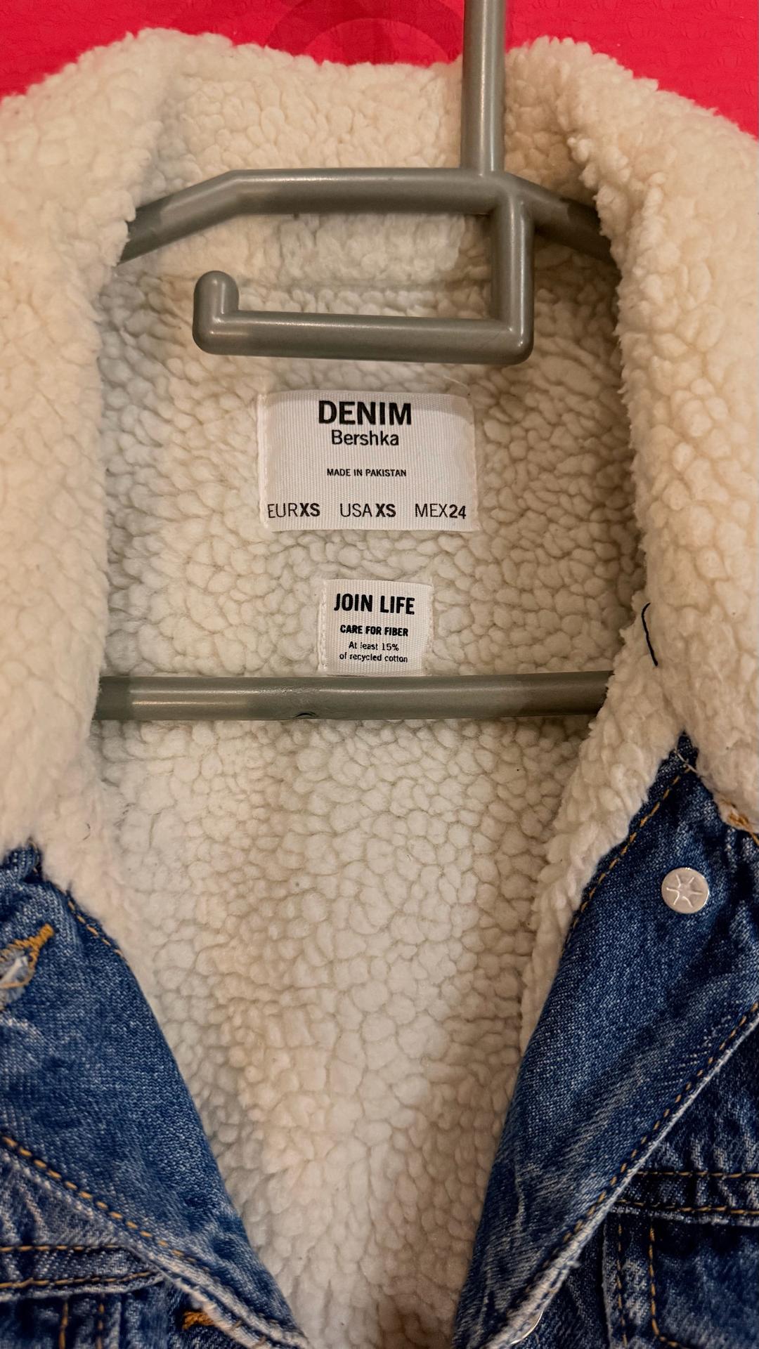Bershka Джинсовая куртка Bershka с меховой подкладкой — фото 2