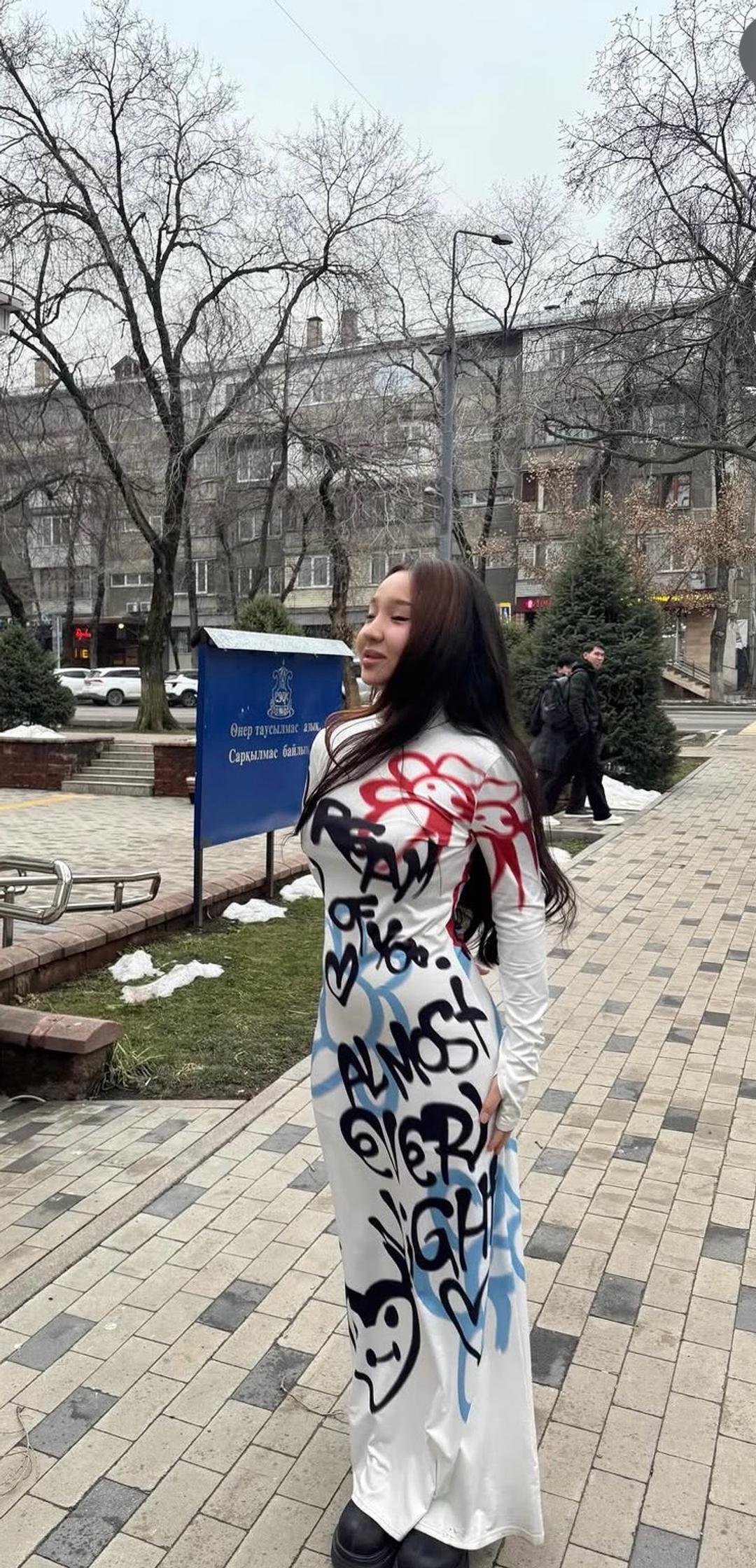 Платье макси с граффити принтом — фото 2