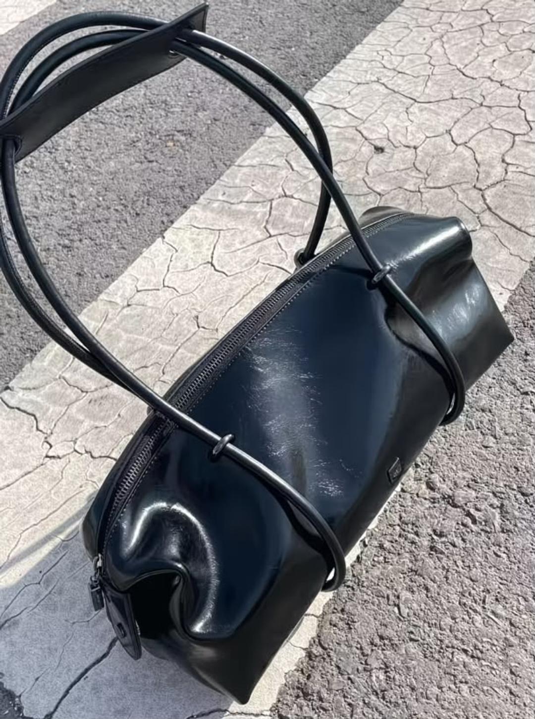 Сумка багет лаковая — фото 2