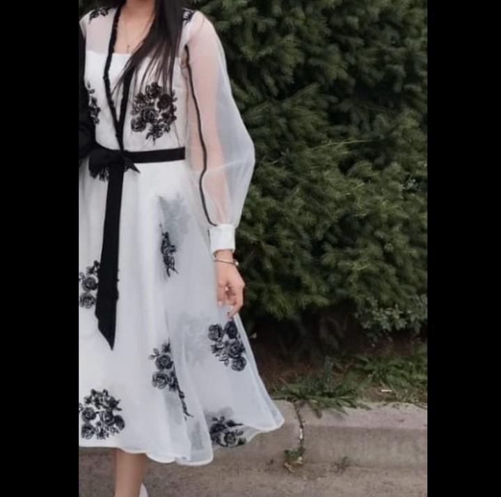Платье миди с вышивкой и пышными рукавами