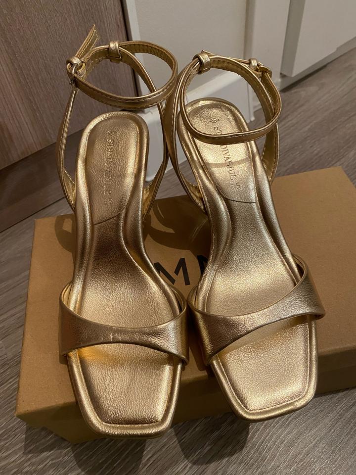 Босоножки Stradivarius