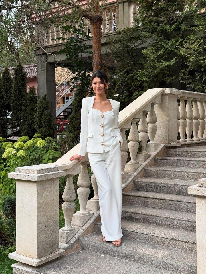 Alisha Atelier Женский брючный костюм с жакетом