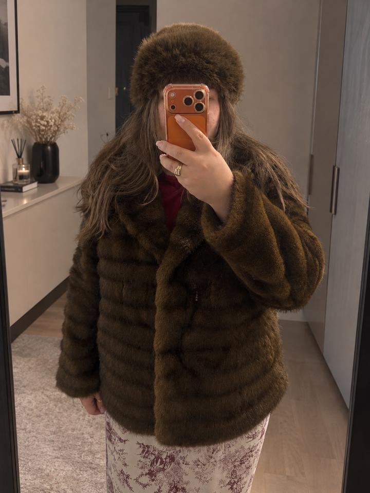 Шуба и шапка из искусственного меха