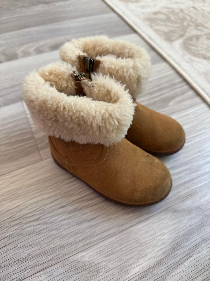 UGG
