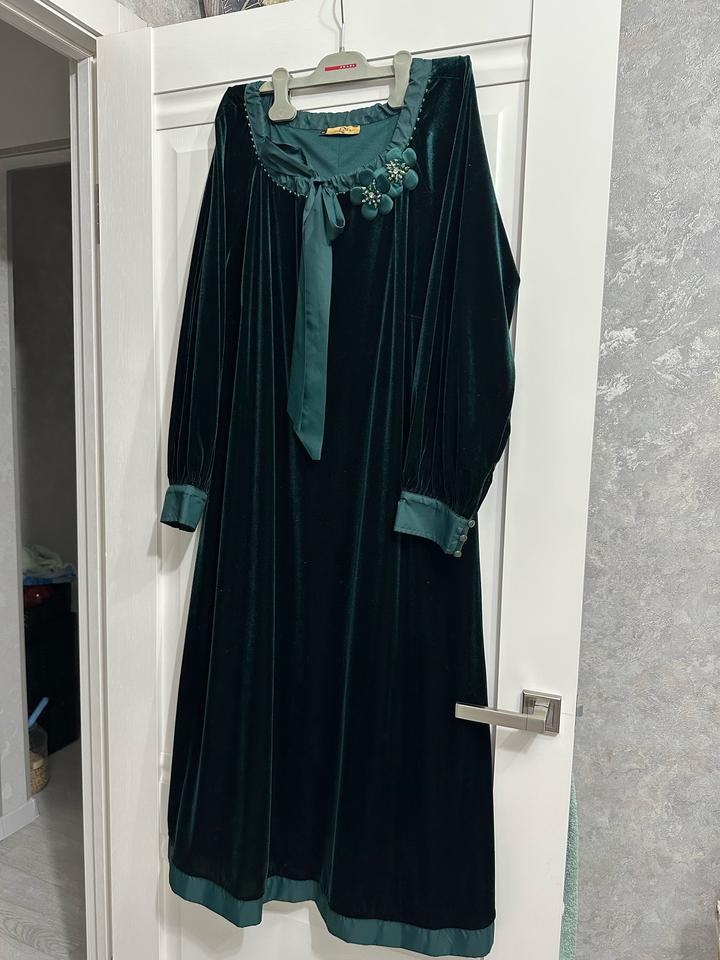 Зеленое бархатное платье с декором