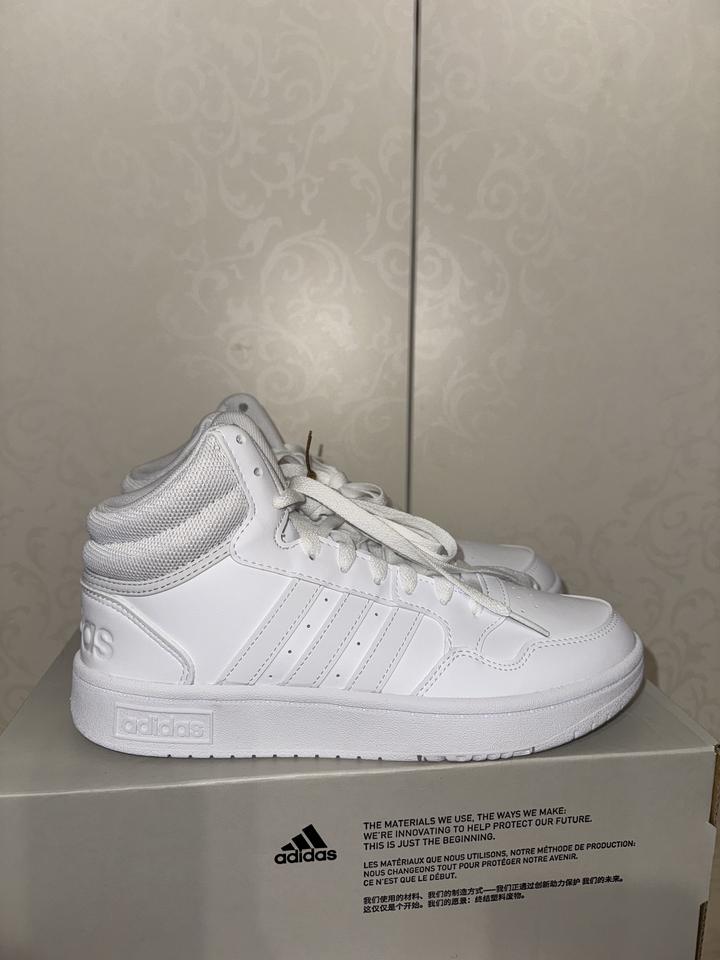 Женская обувь Adidas 