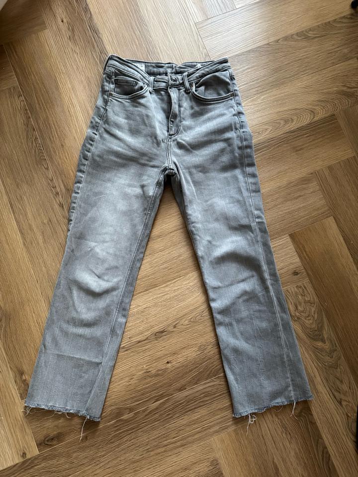 Серые джинсы ZARA