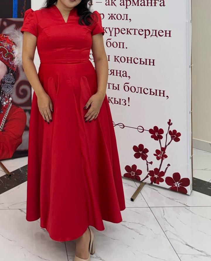 Красное платье миди
