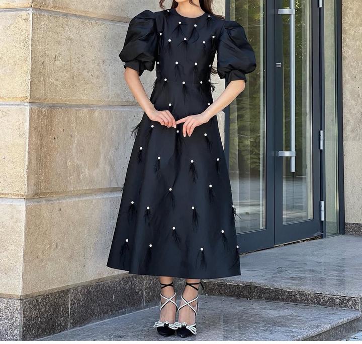 Черное платье с перьями