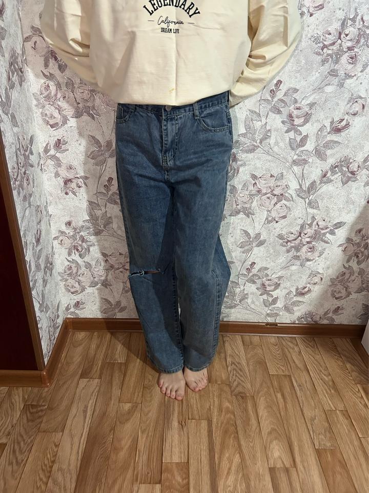 Джинсы с прорезью