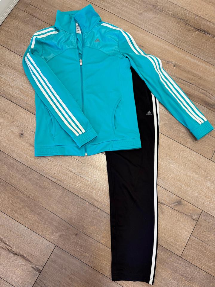 Спортивный костюм adidas