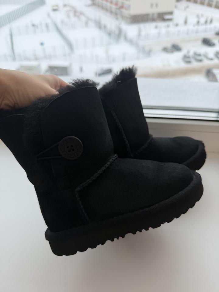 UGG