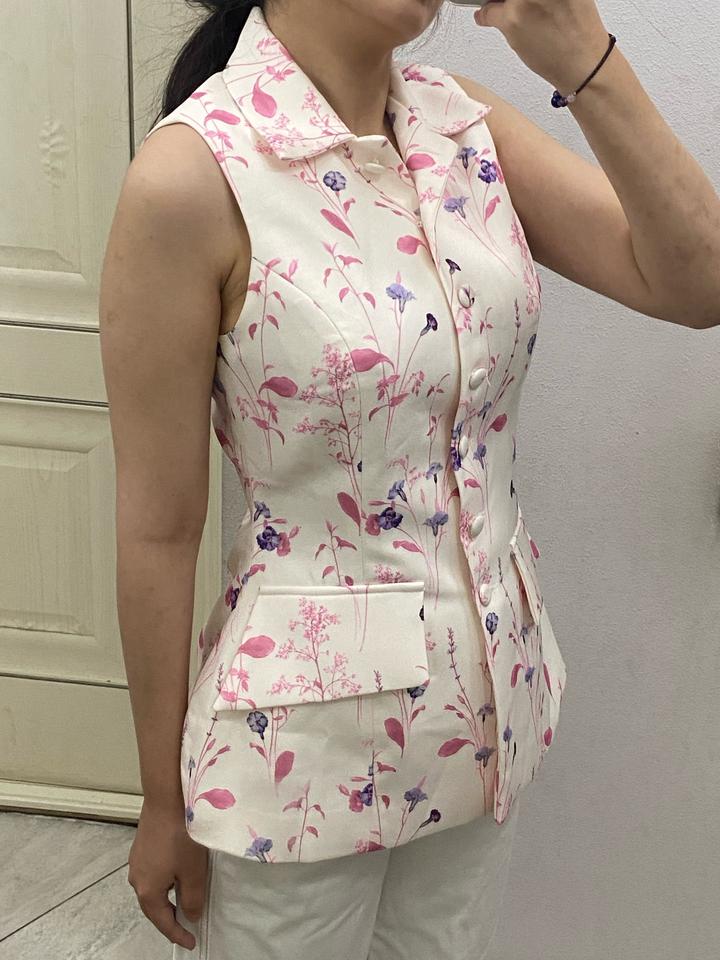 🌸 Стильный жилет с цветочным принтом 🌸
