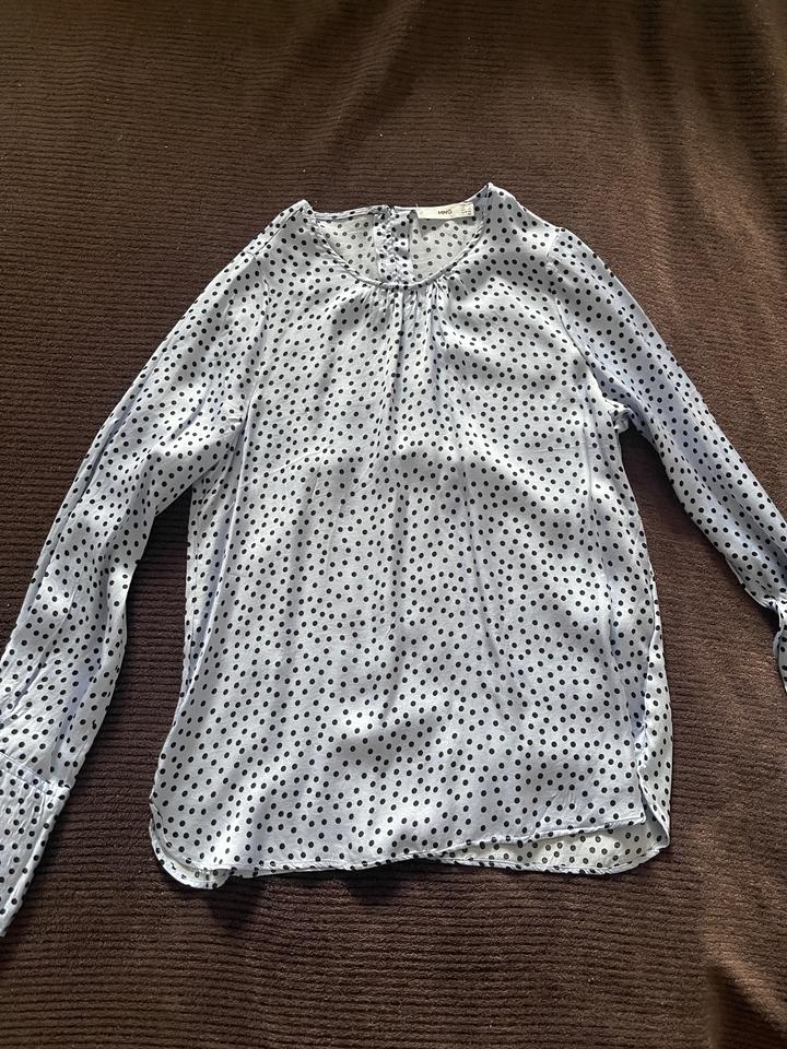 Блузка в горошек mango