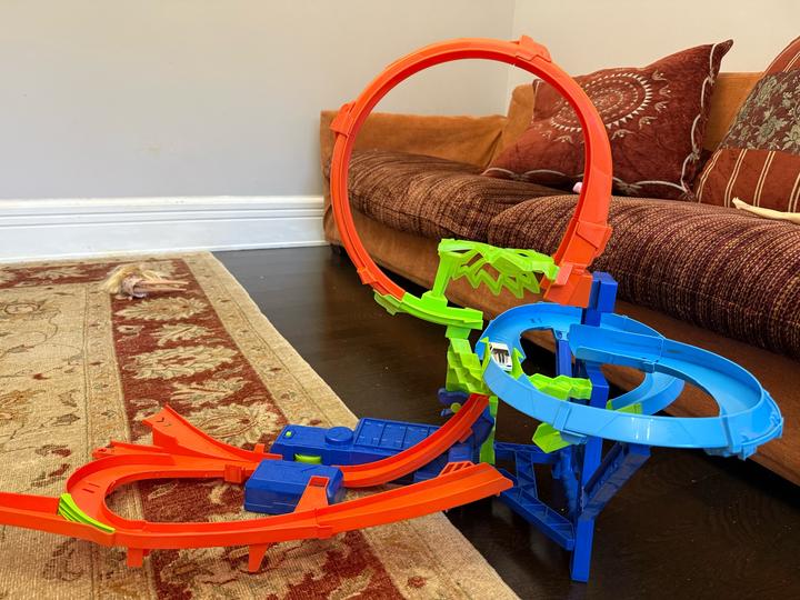 Игровой набор Hot Wheels Stunt Track