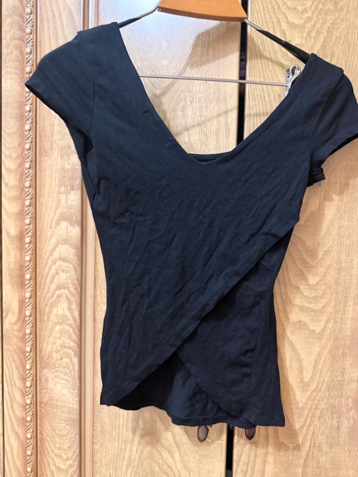 Тонкая чёрная футболка Bershka