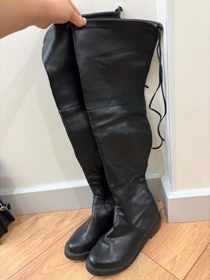 Женские ботфорты на плоской подошве
